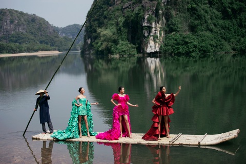 H’Hen Niê, Ngọc Châu, Bùi Xuân Hạnh trình diễn thời trang trên bè ở Tràng An - Ảnh 1. H’Hen Niê, Ngọc Châu, Bùi Xuân Hạnh trình diễn thời trang trên bè ở Tràng An - Ảnh 1.