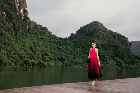 H’Hen Niê, Ngọc Châu, Bùi Xuân Hạnh trình diễn thời trang trên bè ở Tràng An - Ảnh 10. H’Hen Niê, Ngọc Châu, Bùi Xuân Hạnh trình diễn thời trang trên bè ở Tràng An - Ảnh 10.