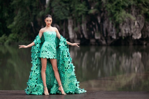 H’Hen Niê, Ngọc Châu, Bùi Xuân Hạnh trình diễn thời trang trên bè ở Tràng An - Ảnh 6. H’Hen Niê, Ngọc Châu, Bùi Xuân Hạnh trình diễn thời trang trên bè ở Tràng An - Ảnh 6.