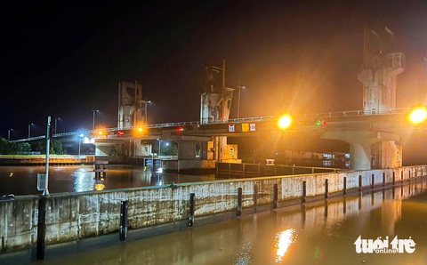 Vận hành cống Cái Lớn - Cái Bé ứng phó triều cường - Ảnh 2. Vận hành cống Cái Lớn - Cái Bé ứng phó triều cường - Ảnh 2.