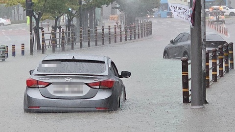 Mưa lớn tạo hố tử thần dài 10m, sâu 8m nuốt trọn hai xe tải - Ảnh 3. Mưa lớn tạo hố tử thần dài 10m, sâu 8m nuốt trọn hai xe tải - Ảnh 2.