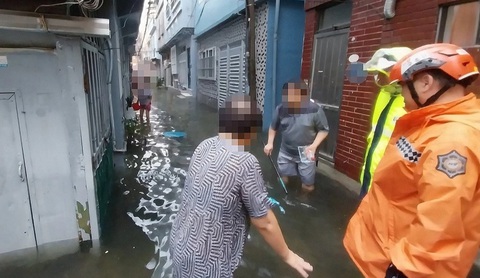 Mưa lớn tạo hố tử thần dài 10m, sâu 8m nuốt trọn hai xe tải - Ảnh 4. Mưa lớn tạo hố tử thần dài 10m, sâu 8m nuốt trọn hai xe tải - Ảnh 3.