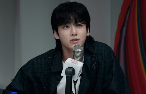 Hành trình Jungkook vượt qua cái bóng khổng lồ của BTS trong I am still - Ảnh 2. Hành trình Jungkook vượt qua cái bóng khổng lồ của BTS trong I am still - Ảnh 2.
