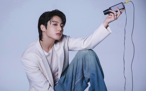 Hành trình Jungkook vượt qua cái bóng khổng lồ của BTS trong I am still - Ảnh 4. Hành trình Jungkook vượt qua cái bóng khổng lồ của BTS trong I am still - Ảnh 4.
