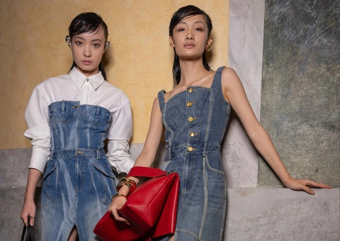 Phan Đăng Hoàng đưa tranh lụa Nguyễn Phan Chánh đến Tuần lễ thời Trang Milano - Ảnh 1. Phan Đăng Hoàng đưa tranh lụa Nguyễn Phan Chánh đến Tuần lễ thời Trang Milano - Ảnh 1.