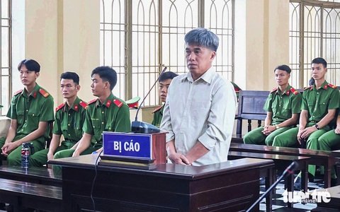 Thuyền trưởng vụ lật tàu du lịch 17 người chết lãnh 7 năm tù - Ảnh 1. Thuyền trưởng vụ lật tàu du lịch 17 người chết lãnh 7 năm tù - Ảnh 1.