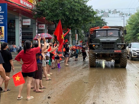 Người dân Yên Bái mang cờ, hoa ra đường vẫy chào, cảm ơn các chú bộ đội - Ảnh 3.