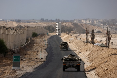 Israel không kích vào trường học ở Dải Gaza, gần chục người chết - Ảnh 3. Israel không kích vào trường học ở Dải Gaza, gần chục người chết - Ảnh 3.