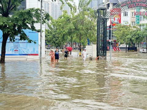 Hà Nội mưa lớn, nhiều đoạn đường ngập sâu - Ảnh 7.