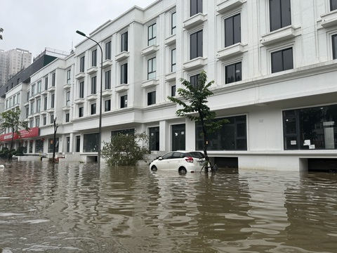 Hà Nội mưa lớn, nhiều đoạn đường ngập sâu - Ảnh 6.