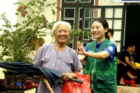 Áo xanh tình nguyện tái thiết điểm nóng sạt lở - Ảnh 7.
