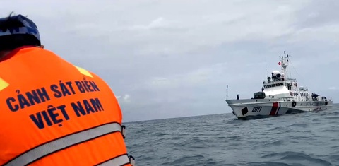Tàu cảnh sát biển tìm thấy thi thể một ngư dân của tàu cá bị tàu hàng đâm chìm - Ảnh 1.