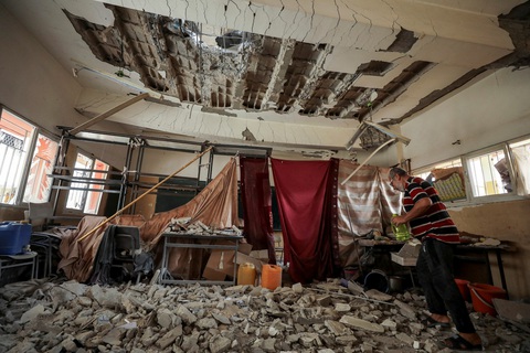 Israel không kích vào trường học ở Dải Gaza, gần chục người chết - Ảnh 1. Israel không kích vào trường học ở Dải Gaza, gần chục người chết - Ảnh 1.