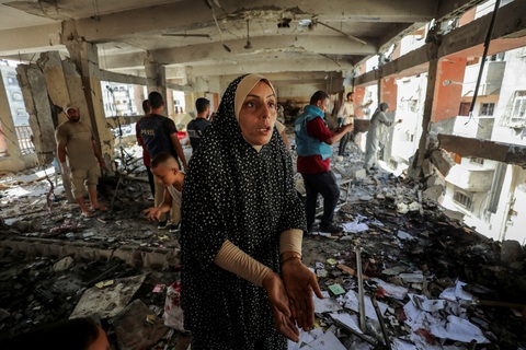 Israel không kích vào trường học ở Dải Gaza, gần chục người chết - Ảnh 2. Israel không kích vào trường học ở Dải Gaza, gần chục người chết - Ảnh 2.