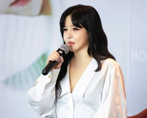 Park Bom 2NE1 nói ‘anh yêu em’, khiến khán giả vỡ oà khi hát I am the best - Ảnh 1. Park Bom 2NE1 nói ‘anh yêu em’, khiến khán giả vỡ oà khi hát I am the best - Ảnh 1.