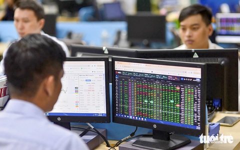 Tiền chảy mạnh vào chứng khoán khi lãi suất USD hạ, tuần này đáng chú ý gì? - Ảnh 1. Tiền chảy mạnh vào chứng khoán khi lãi suất USD hạ, tuần này đáng chú ý gì? - Ảnh 2.