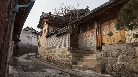 Hàn Quốc sắp giới hạn du khách đến làng cổ Bukcheon - Ảnh 1.