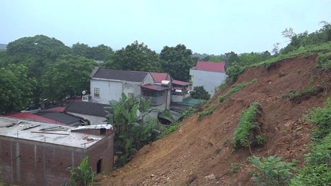 Sạt lở đất gần khu dân cư ở Thanh Hóa, di dời khẩn cấp 37 hộ dân - Ảnh 2.