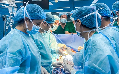 Bác sĩ Việt hồi sinh những lá phổi, phấn đấu trở thành trung tâm của vùng - Ảnh 1. Bác sĩ Việt hồi sinh những lá phổi, phấn đấu trở thành trung tâm của vùng - Ảnh 2.