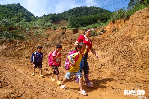 Gượng dậy sau lũ quét: Bước chân tới trường của cô bé mất cha và anh trai - Ảnh 9.