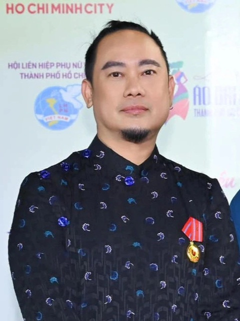 Võ Việt Chung ủng hộ tiền khách mua, đặt may áo dài cho đồng bào miền Bắc - Ảnh 2. Võ Việt Chung ủng hộ tiền khách mua, đặt may áo dài cho đồng bào miền Bắc - Ảnh 2.