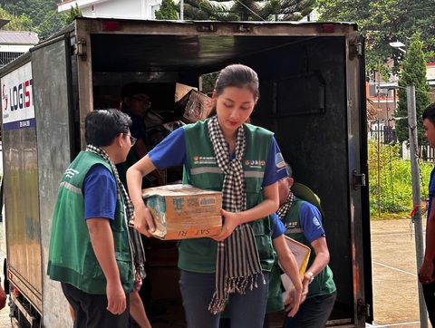 Thùy Tiên, Kỳ Duyên, Bảo Ngọc về vùng bão lũ thu hoạch lúa, sửa chữa nhà giúp dân - Ảnh 2. Thùy Tiên, Kỳ Duyên, Bảo Ngọc về vùng bão lũ thu hoạch lúa, sửa chữa nhà giúp dân - Ảnh 2.