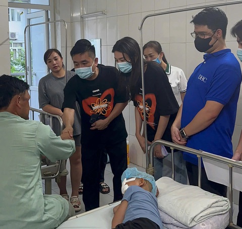 Thùy Tiên, Kỳ Duyên, Bảo Ngọc về vùng bão lũ thu hoạch lúa, sửa chữa nhà giúp dân - Ảnh 3. Thùy Tiên, Kỳ Duyên, Bảo Ngọc về vùng bão lũ thu hoạch lúa, sửa chữa nhà giúp dân - Ảnh 3.