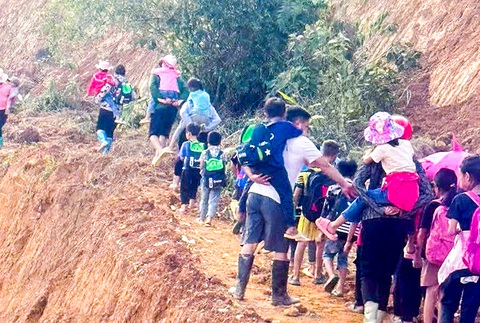 Trong đau thương, thầy cô giáo là điểm tựa - Ảnh 1. Trong đau thương, thầy cô giáo là điểm tựa - Ảnh 2.