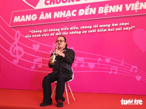 Trần Mạnh Tuấn: Cuộc sống này là sự chia sẻ, tôi cảm thấy hạnh phúc khi hát phục vụ - Ảnh 1. Nghệ sĩ saxophone Trần Mạnh Tuấn mang niềm vui đến bệnh nhân ung bướu - Ảnh 1.