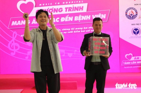 Trần Mạnh Tuấn: Cuộc sống này là sự chia sẻ, tôi cảm thấy hạnh phúc khi hát phục vụ - Ảnh 2. Trần Mạnh Tuấn: Cuộc sống này là sự chia sẻ, tôi cảm thấy hạnh phúc khi hát phục vụ - Ảnh 2.