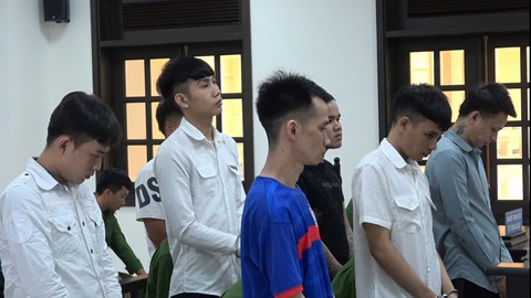 Sau mời bia giao lưu thì mâu thuẫn, cả nhóm đuổi chém nạn nhân gục tại chỗ - Ảnh 1.