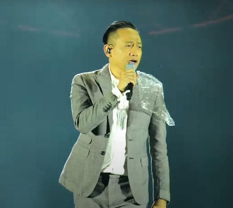 Lạ đời tại Vpop, Duy Mạnh xin phép khán giả được hát nhép vì chưa thuộc lời - Ảnh 2. Lạ đời tại Vpop, Duy Mạnh xin phép khán giả được hát nhép vì chưa thuộc lời - Ảnh 2.