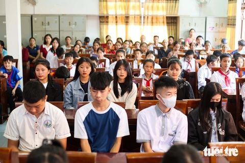 Học sinh nơi ngập lụt nặng nhất Lạng Sơn nhận học bổng