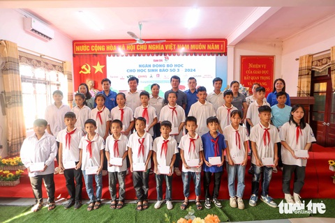 Học sinh nơi ngập lụt nặng nhất Lạng Sơn nhận học bổng
