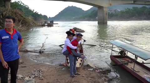 Nhờ đồng đội cõng để đi cứu trợ đồng bào miền Bắc sau bão lũ lịch sử - Ảnh 2. Nhờ đồng đội cõng để đi cứu trợ đồng bào miền Bắc sau bão lũ lịch sử - Ảnh 2.
