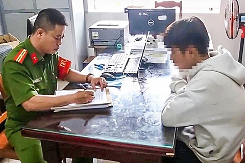 Khởi tố, bắt tạm giam 3 thanh thiếu niên xông vào nhà đâm chết học sinh lớp 8 - Ảnh 2. Khởi tố, bắt tạm giam 3 thanh thiếu niên xông vào nhà đâm chết học sinh lớp 8 - Ảnh 3.