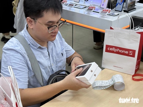 Bạn trẻ TP.HCM thức xuyên đêm chờ mua iPhone 16 - Ảnh 5. Bạn trẻ TP.HCM thức xuyên đêm chờ mua iPhone 16 - Ảnh 5.