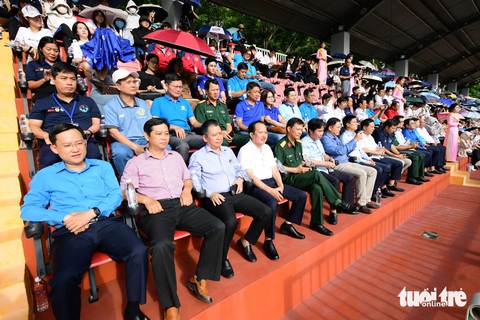 Sắc màu bóng đá công nhân, viên chức trên khán đài - Ảnh 3.