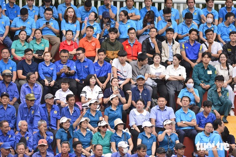 Sắc màu bóng đá công nhân, viên chức trên khán đài - Ảnh 4.