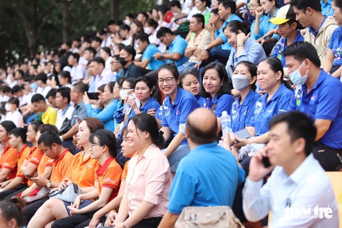 Sắc màu bóng đá công nhân, viên chức trên khán đài - Ảnh 7.