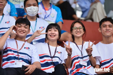 Sắc màu bóng đá công nhân, viên chức trên khán đài - Ảnh 8.