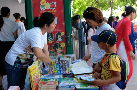 Mong mỗi người dân TP.HCM sẽ đọc ít nhất 6 cuốn sách mỗi năm - Ảnh 1. Mong mỗi người dân TP.HCM sẽ đọc ít nhất 6 cuốn sách mỗi năm - Ảnh 1.