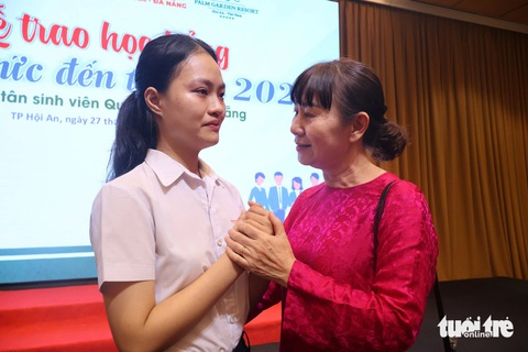 100 tân SV Quảng Nam - Đà Nẵng được tiếp sức đến trường: Đã có những tấm lòng, đừng ngại bước tiếp! - Ảnh 5. 100 tân SV Quảng Nam - Đà Nẵng được tiếp sức đến trường: Đã có những tấm lòng, đừng ngại bước tiếp! - Ảnh 4.