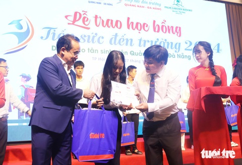 100 tân SV Quảng Nam - Đà Nẵng được tiếp sức đến trường: Đường đi nào cũng khó, đừng ngại bước tiếp! - Ảnh 8. 100 tân SV Quảng Nam - Đà Nẵng được tiếp sức đến trường: Đã có những tấm lòng, đừng ngại bước tiếp! - Ảnh 8.