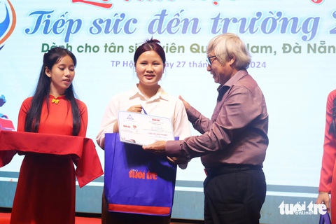 100 tân SV Quảng Nam - Đà Nẵng được tiếp sức đến trường: Đường đi nào cũng khó, đừng ngại bước tiếp! - Ảnh 9. 100 tân SV Quảng Nam - Đà Nẵng được tiếp sức đến trường: Đã có những tấm lòng, đừng ngại bước tiếp! - Ảnh 9.