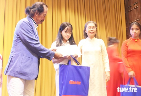 100 tân SV Quảng Nam - Đà Nẵng được tiếp sức đến trường: Đường đi nào cũng khó, đừng ngại bước tiếp! - Ảnh 10. 100 tân SV Quảng Nam - Đà Nẵng được tiếp sức đến trường: Đã có những tấm lòng, đừng ngại bước tiếp! - Ảnh 10.