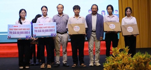 100 tân SV Quảng Nam - Đà Nẵng được tiếp sức đến trường: Đã có những tấm lòng, đừng ngại bước tiếp! - Ảnh 37. 100 tân SV Quảng Nam - Đà Nẵng được tiếp sức đến trường: Đã có những tấm lòng, đừng ngại bước tiếp! - Ảnh 36.