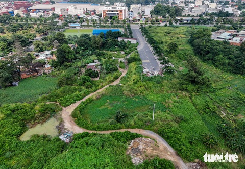 Hơn chục nhà dân trong khuôn viên Trường đại học Kinh tế - Luật TP.HCM chưa thể di dời - Ảnh 3.