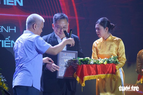Ông Hoàng Nam Tiến được trao giải thưởng Nhà sáng tạo nội dung số vì cộng đồng - Ảnh 1. Ông Hoàng Nam Tiến được trao giải thưởng Nhà sáng tạo nội dung số vì cộng đồng - Ảnh 1.