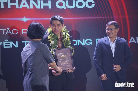Ông Hoàng Nam Tiến được trao giải thưởng Nhà sáng tạo nội dung số vì cộng đồng - Ảnh 2. Nhà sáng tạo nội dung số vì cộng đồng: Từ người chuyên nghiệp đến Lão Nông Vlog được vinh danh - Ảnh 2.